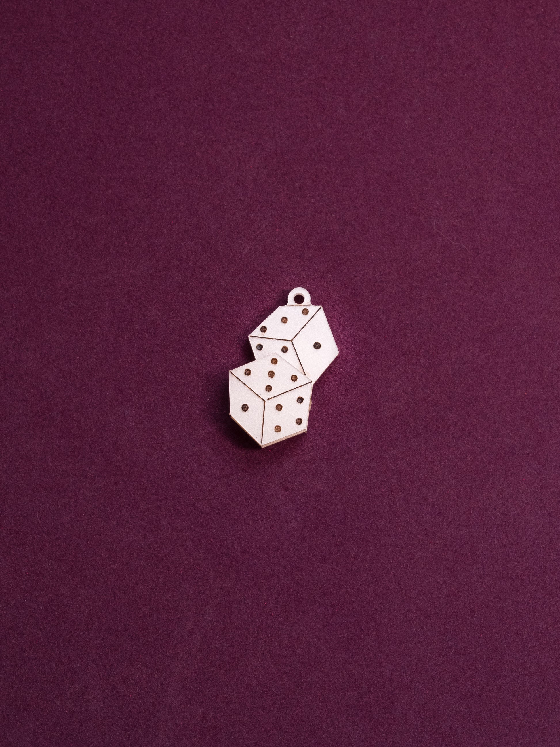 Pack de 5 pendientes de metacrilato inspirados en la famosa película de jumanji, en este caso la pieza de los dados en metacrilato marmolado blanco