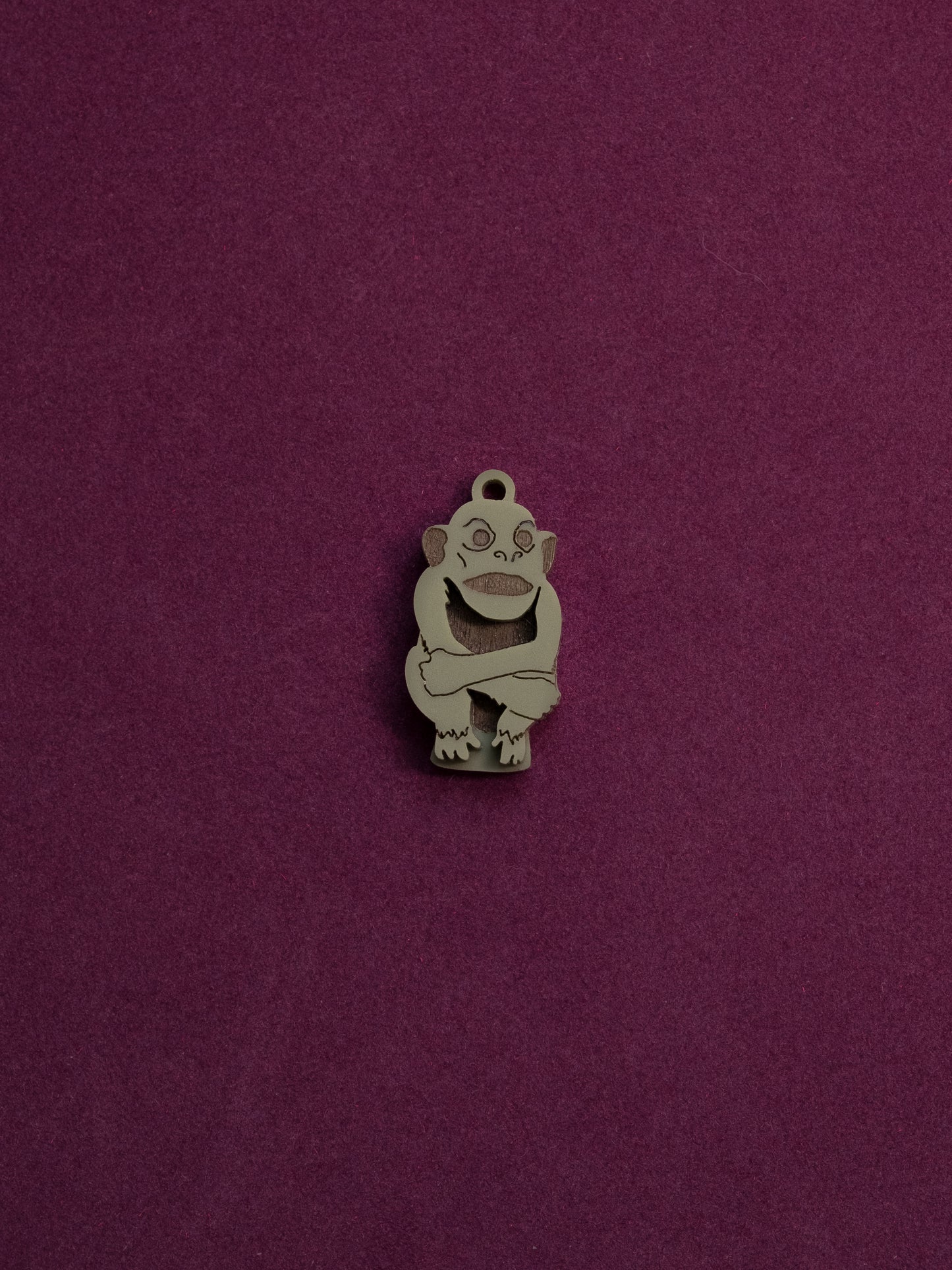 Pack de 5 pendientes de metacrilato inspirados en la famosa película de jumanji, en este caso la pieza del mono en verde mate