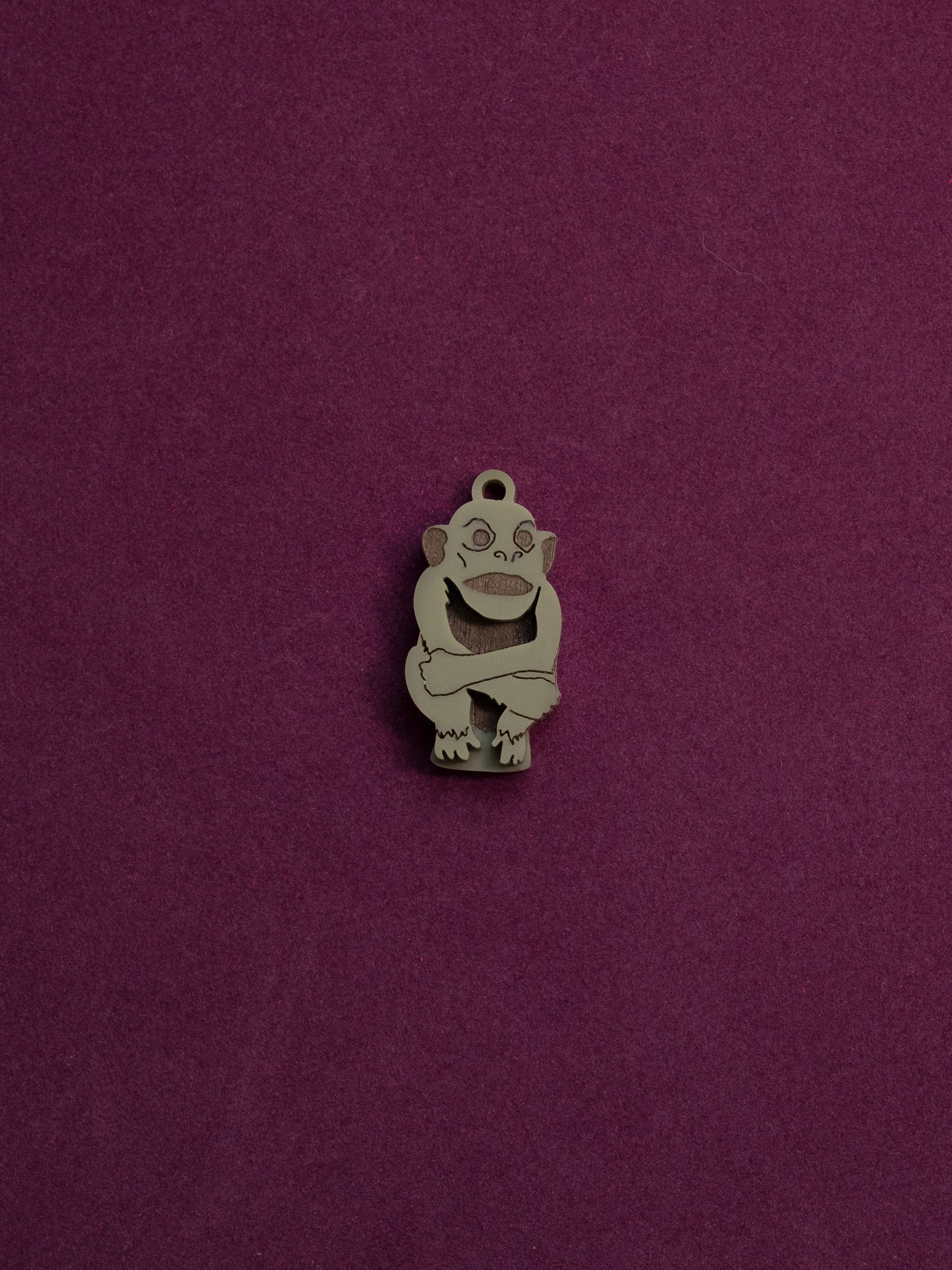 Pack de 5 pendientes de metacrilato inspirados en la famosa película de jumanji, en este caso la pieza del mono en verde mate