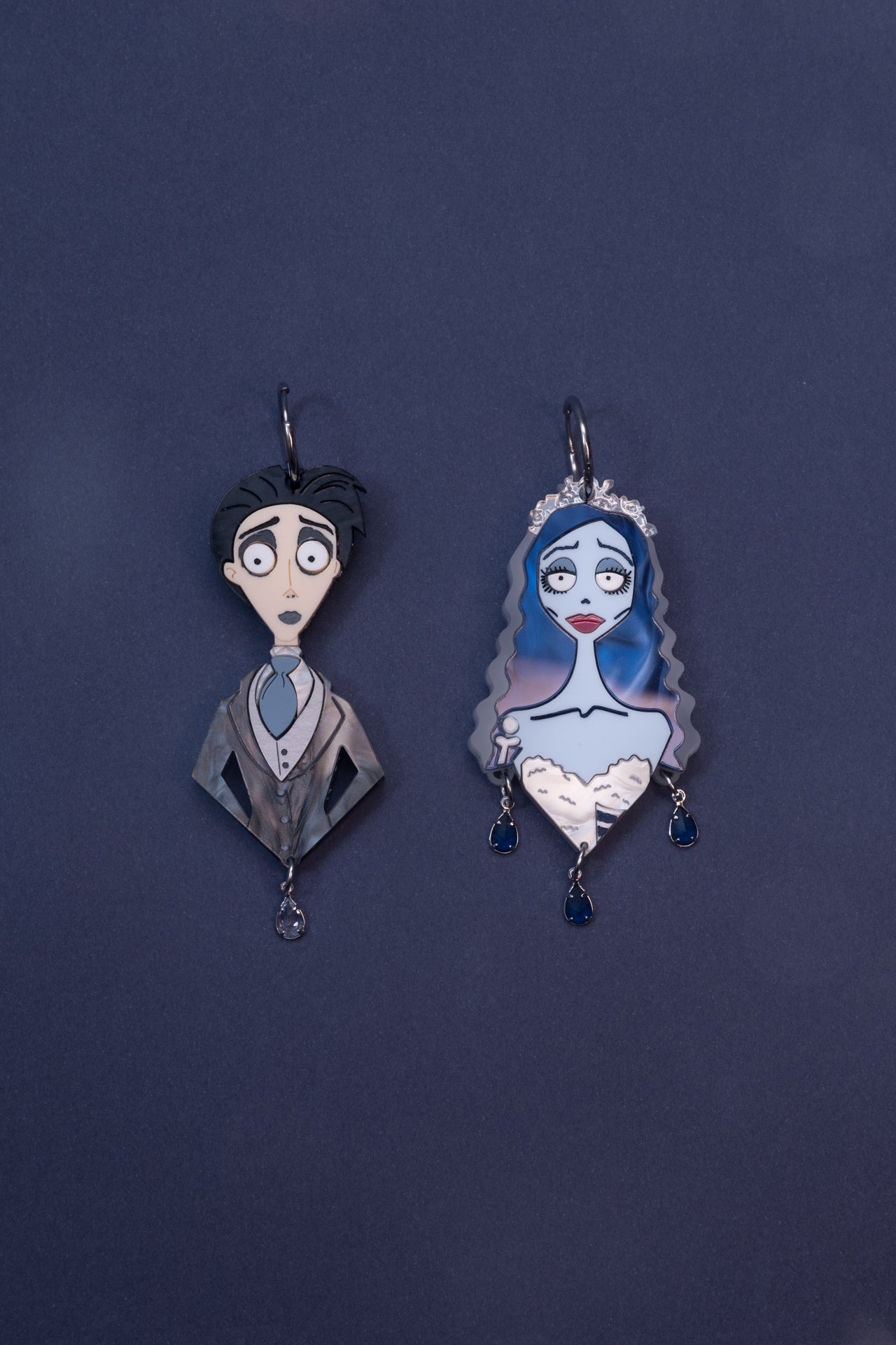 Pendientes inspirado en Victor y Emily de la novia cadaver, hechos en metacrilato con diferentes texturas y pintados a mano, rematados con una perlas de cristal