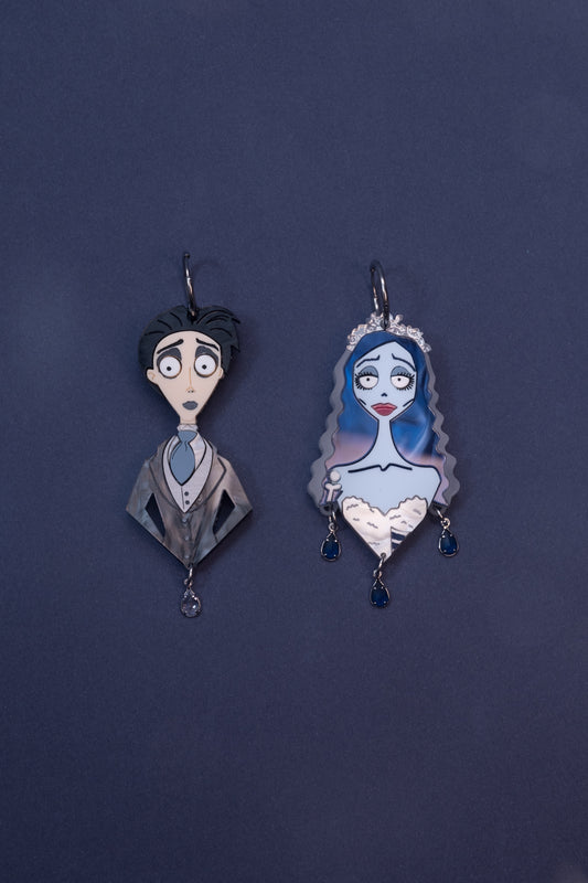 Pendientes inspirado en Victor y Emily de la novia cadaver, hechos en metacrilato con diferentes texturas y pintados a mano, rematados con una perlas de cristal